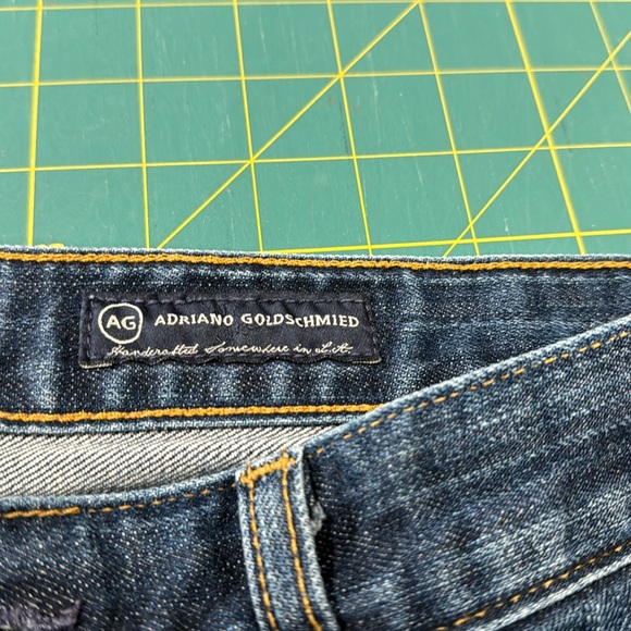 The Tomboy Crop - relaxed straight crop - by AG - Picture 4 of 14